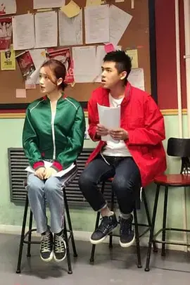 《疯狂剧团》：荒诞喜剧碰撞现实困境，一场笑中带泪的社会小品。